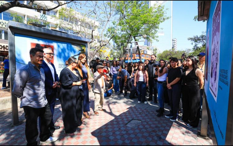 El acto inaugural reunió a autoridades culturales, organizadores y estudiantes de la Preparatoria de Tlajomulco, quienes presenciaron el corte de listón que marca el inicio formal de las actividades previas al festival. EL INFORMADOR/ J. Acosta