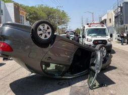 La lesionada fue trasladada a un puesto de socorro por paramédicos municipales para su valoración y seguimiento médico. ESPECIAL.