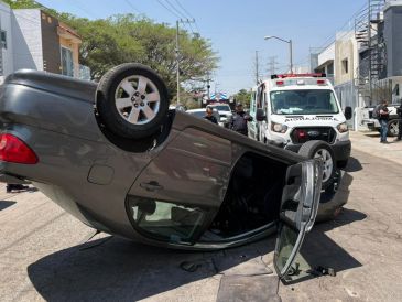 La lesionada fue trasladada a un puesto de socorro por paramédicos municipales para su valoración y seguimiento médico. ESPECIAL.