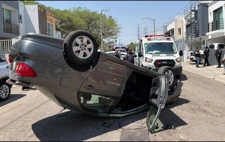 La lesionada fue trasladada a un puesto de socorro por paramédicos municipales para su valoración y seguimiento médico. ESPECIAL.