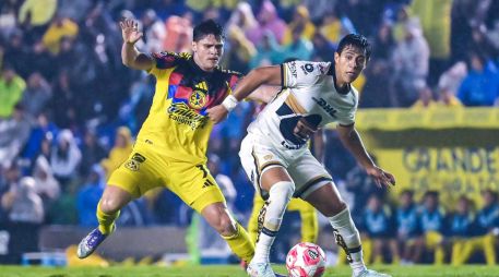 Israel Reyes y José Juan Macias disputan un balón en el torneo anterior. IMAGO7/ ARCHIVO