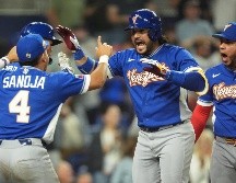 El pelotero enalteció la fuerza mental y física del equipo y agradeció a Dios por permitirles alzar el trofeo. AP/ R. Blackwell.