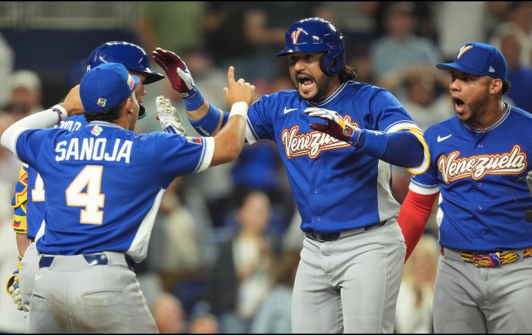 El pelotero enalteció la fuerza mental y física del equipo y agradeció a Dios por permitirles alzar el trofeo. AP/ R. Blackwell.