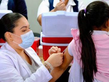 La baja se refuerza con la vacunación, que supera 2.8 millones de dosis aplicadas en Jalisco. ESPECIAL