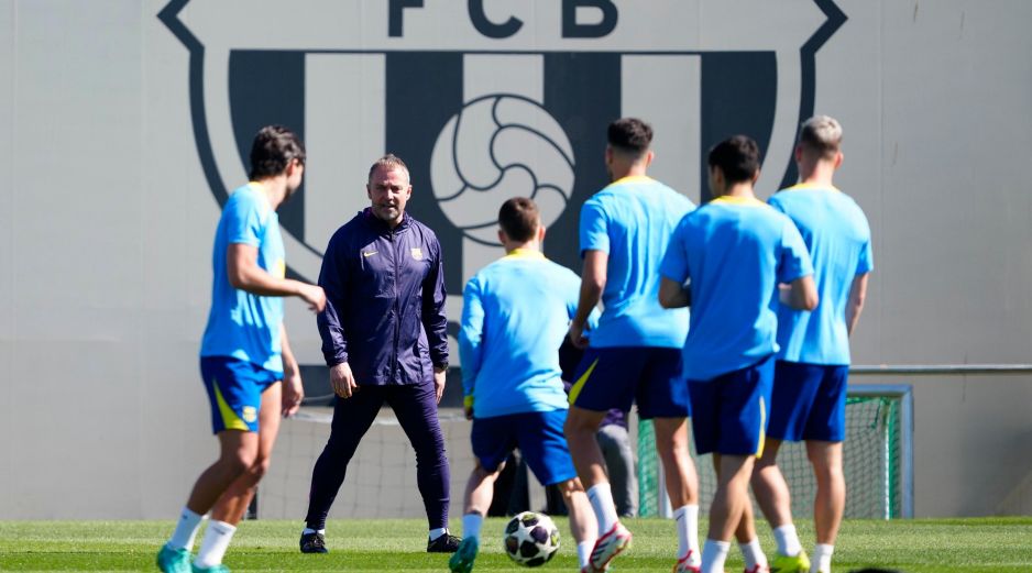 Hansi Flick da indicaciones durante el entrenamiento del Barcelona previo al juego de hoy. EFE/A. García
