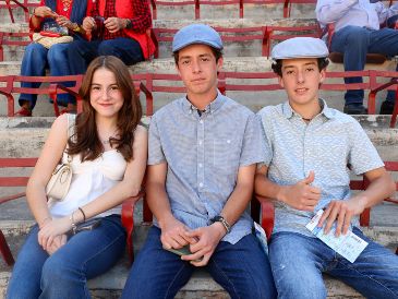 Chantal Vizcaíno, Íñigo y Roberto Hernández. GENTE BIEN JALISCO / Revista del 20 de marzo 2026