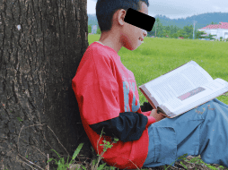 Una proporción importante de alumnos en México termina la primaria sin las habilidades lectoras esperadas. ESPECIAL / CANVA