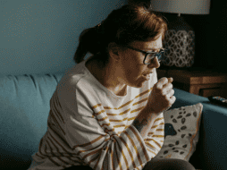 Las causas de la tos pueden abarcar varios aspectos de la salud. UNSPLASH / A. SPRATT