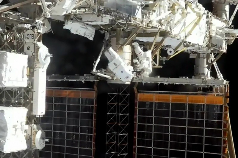 Los astronautas Jessica Meir y Chris Williams instalaron un kit de modificación de paneles solares en el exterior de la Estación Espacial Internacional.EFE/ NASA