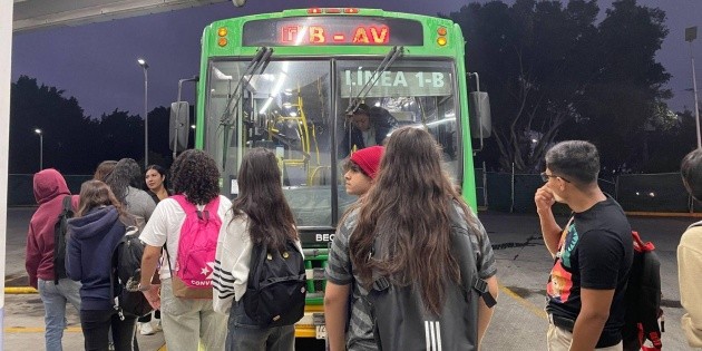 Estudiantes denuncian retraso en unidades con destino al CUCBA