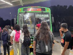 Estudiantes denuncian que los retrasos son de hasta una hora.  X/@SITEURJAL