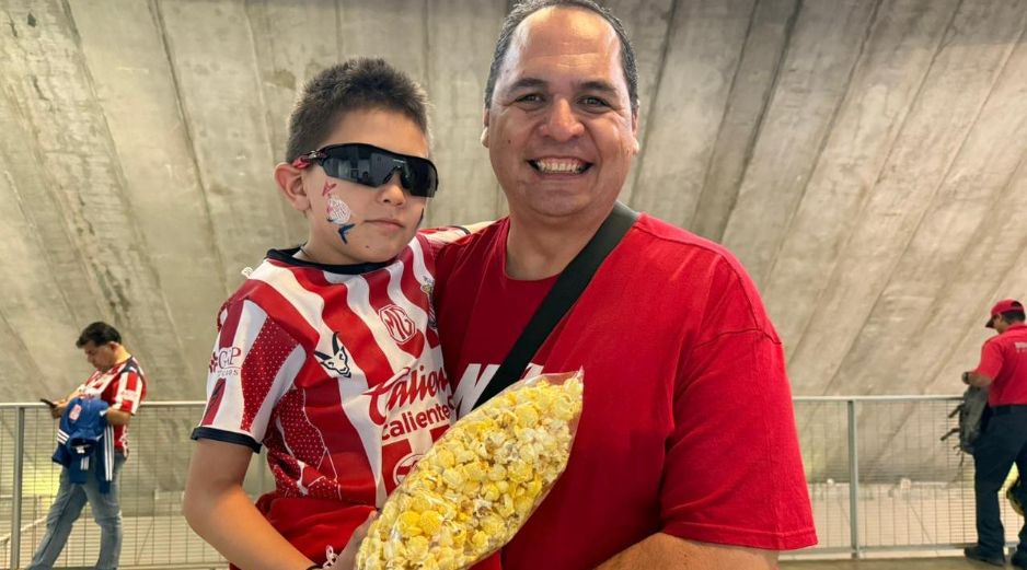 Rodrigo Martínez, aficionado de Chivas, confía en que el equipo mantenga un buen paso al prever un empate ante Monterrey y triunfos frente a Pumas y Tigres. EL INFORMADOR/ F. RAMÍREZ.