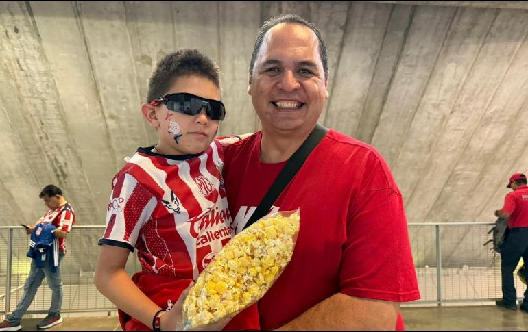 Rodrigo Martínez, aficionado de Chivas, confía en que el equipo mantenga un buen paso al prever un empate ante Monterrey y triunfos frente a Pumas y Tigres. EL INFORMADOR/ F. RAMÍREZ.
