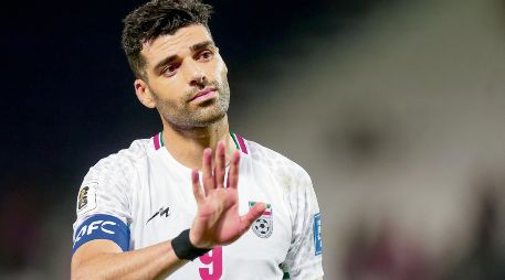 Mehdi Raremi. El delantero iraní y el resto de sus compañeros de Selección siguen en medio de una encrucijada de cara al Mundial. AFP