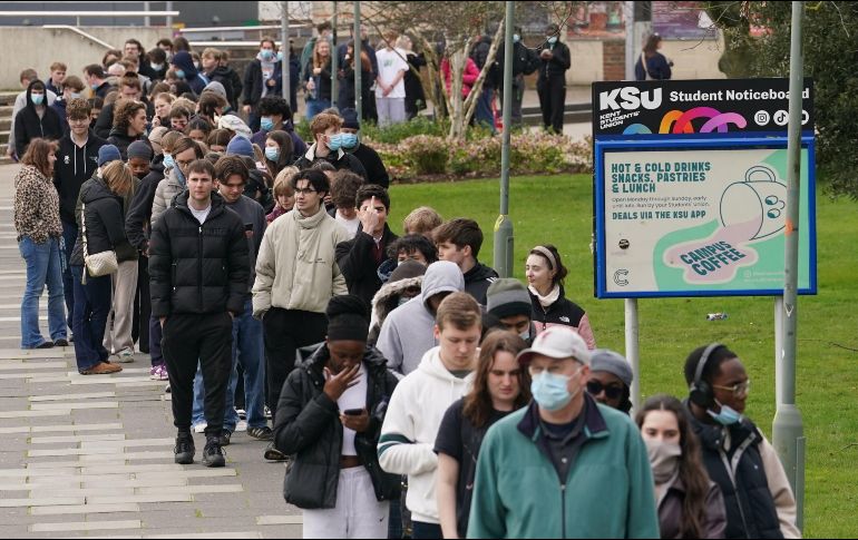 Un grupo de estudiantes forma una fila para recibir antibióticos fuera de un edificio en la Universidad de Kent tras un brote de meningitis. AP/G. Fuller