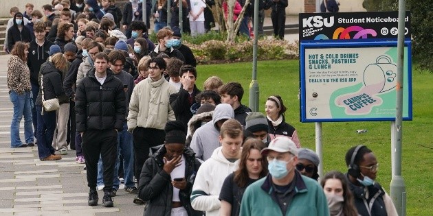 Brote de meningitis en Reino Unido causa alerta; pistas sobre su origen