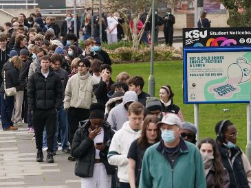 Un grupo de estudiantes forma una fila para recibir antibióticos fuera de un edificio en la Universidad de Kent tras un brote de meningitis. AP/G. Fuller