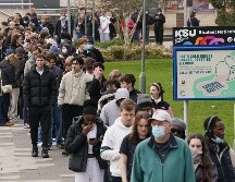 Un grupo de estudiantes forma una fila para recibir antibióticos fuera de un edificio en la Universidad de Kent tras un brote de meningitis. AP/G. Fuller
