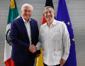 El presidente de Alemania, Frank-Walter Steinmeier (i), fue recibido por el canciller Juan Ramón de la Fuente (d) en Quintana Roo. ESPECIAL/SRE