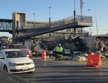 Se trató de un tráiler que cargaba residuos, el cual se impactó contra el puente de una estación Mi Macro Periférico. ESPECIAL