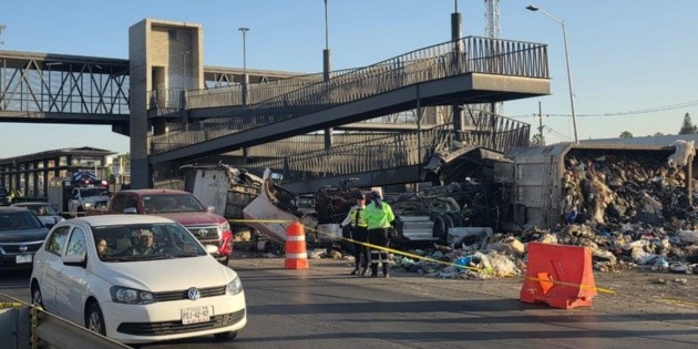 Colapsa el tr&aacute;fico en Perif&eacute;rico Sur tras chocar tr&aacute;iler contra estaci&oacute;n de Mi Macro