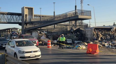 Se trató de un tráiler que cargaba residuos, el cual se impactó contra el puente de una estación Mi Macro Periférico. ESPECIAL