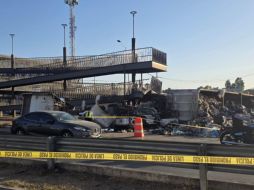 El incidente generó daños estructurales considerables en la rampa peatonal de la estación Agrícola de Mi MacroPeriférico, además de la volcadura del vehículo de carga. ESPECIAL