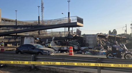 El incidente generó daños estructurales considerables en la rampa peatonal de la estación Agrícola de Mi MacroPeriférico, además de la volcadura del vehículo de carga. ESPECIAL