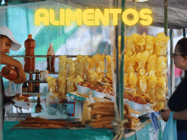 En colonias de menores ingresos, la oferta suele inclinarse hacia bebidas azucaradas, botanas y comida ultraprocesada: productos baratos, disponibles a cualquier hora y de consumo inmediato. EL INFORMADOR / ARCHIVO