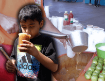 La presidenta de Guadalajara, Verónica Delgadillo, invitó a los tapatíos a disfrutar de un vaso de tejuino en Paseo Alcalde este domingo. EL INFORMADOR/ARCHIVO ESPECIAL/Gobierno de Guadalajara