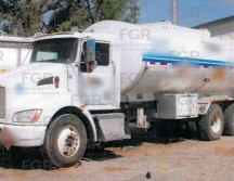 Elementos de Defensa habrían encontrado una pipa abandonada cargada con presunto hidrocarburo en la colonia Venta del Astillero. ESPECIAL / FGR