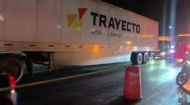 Colapsa el tráfico en Periférico Sur tras chocar tráiler contra estación de Mi Macro