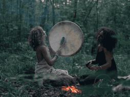 Hay múltiples rituales pero uno de los más difundidos es el de la siembra de intenciones. CANVA