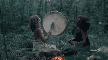 Hay múltiples rituales pero uno de los más difundidos es el de la siembra de intenciones. CANVA