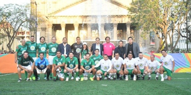 Futbolistas hist&oacute;ricos deleitan en el centro de Guadalajara