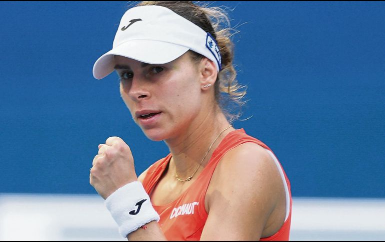 Magda Linette remontó tras caer en el primer set para eliminar a su compatriota. AFP