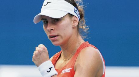 Magda Linette remontó tras caer en el primer set para eliminar a su compatriota. AFP