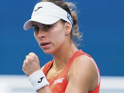 Magda Linette remontó tras caer en el primer set para eliminar a su compatriota. AFP