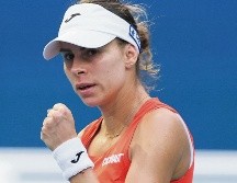 Magda Linette remontó tras caer en el primer set para eliminar a su compatriota. AFP