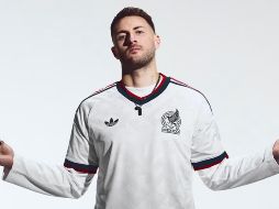 Santiago Giménez con la nueva camiseta de la Selección Nacional. ESPECIAL