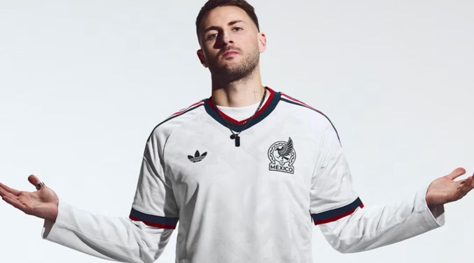 Santiago Giménez con la nueva camiseta de la Selección Nacional. ESPECIAL