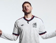 Santiago Giménez con la nueva camiseta de la Selección Nacional. ESPECIAL