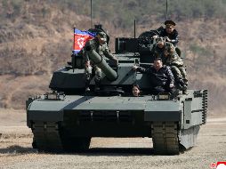 Kim Jong-Un y tres militares montan un tanque conducida por Kim Ju Ae, hija de Kim, en una base de entrenamiento militar. AP/KCNA/Servicio de Noticias de Corea