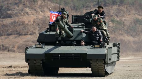 Kim Jong-Un y tres militares montan un tanque conducida por Kim Ju Ae, hija de Kim, en una base de entrenamiento militar. AP/KCNA/Servicio de Noticias de Corea