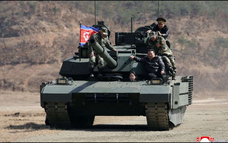 Kim Jong-Un y tres militares montan un tanque conducida por Kim Ju Ae, hija de Kim, en una base de entrenamiento militar. AP/KCNA/Servicio de Noticias de Corea