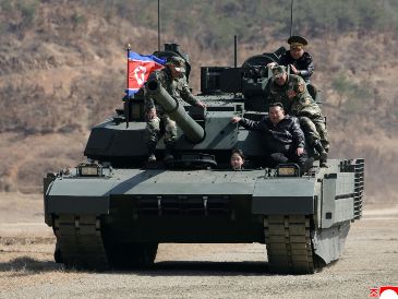 Kim Jong-Un y tres militares montan un tanque conducida por Kim Ju Ae, hija de Kim, en una base de entrenamiento militar. AP/KCNA/Servicio de Noticias de Corea