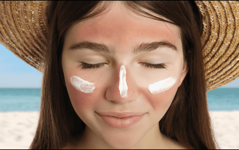 La cantidad de tiempo necesaria bajo el sol puede variar dependiendo de factores como el tono de piel, la edad, la ubicación geográfica y la hora del día. CANVA