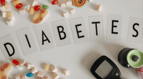 Identificar estos hábitos y corregirlos puede ayudar a mantener niveles estables de glucosa y prevenir complicaciones a largo plazo. CANVA