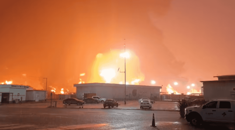 El vehículo en el que viajaban las personas que perdieron la vida, al aproximarse a la barda perimetral de la Refinería Olmeca, estalla por la acumulación de gas. ESPECIAL