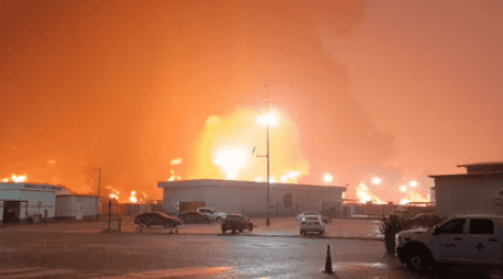 El vehículo en el que viajaban las personas que perdieron la vida, al aproximarse a la barda perimetral de la Refinería Olmeca, estalla por la acumulación de gas. ESPECIAL